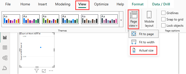 Screenshot di un report di Power BI Desktop con un grafico a linee. Il menu Visualizza, la visualizzazione Pagina e Le dimensioni effettive nel menu Visualizzazione pagina sono evidenziati.