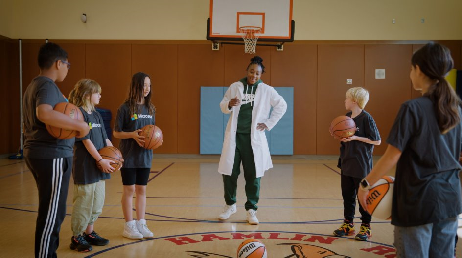 Immagine di un allenatore di basket con giocatori.