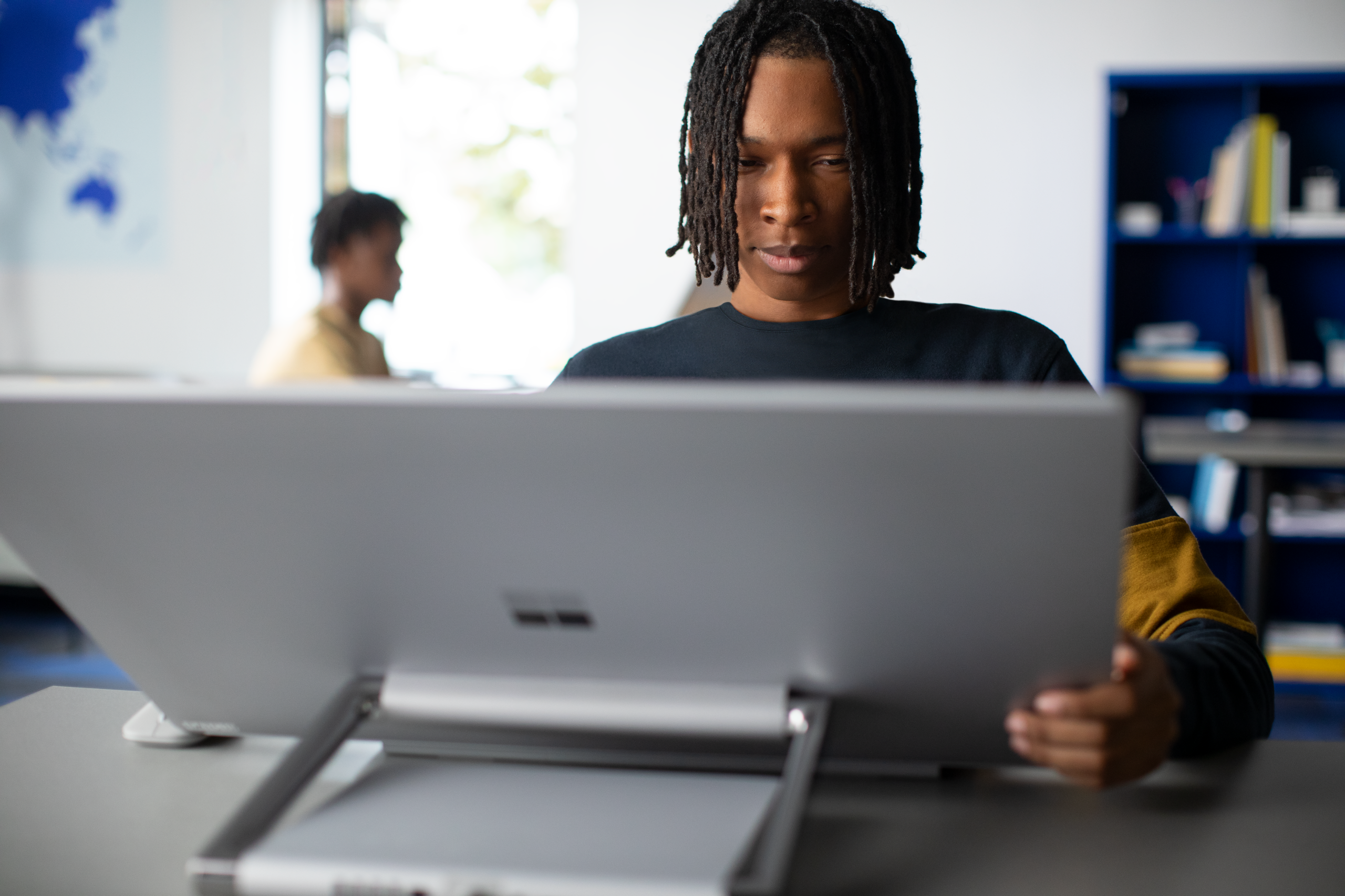 Studente davanti a un computer in un Best Buy Teen Tech Center™