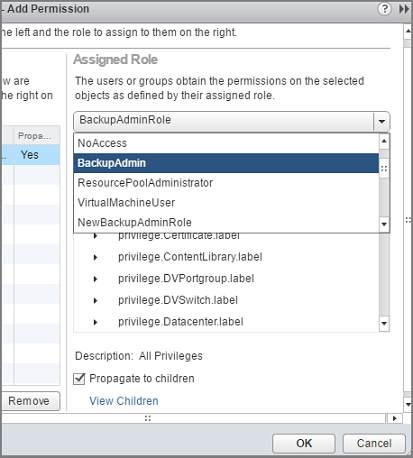 Снимок экрана показывает, как назначить пользователя на роль.