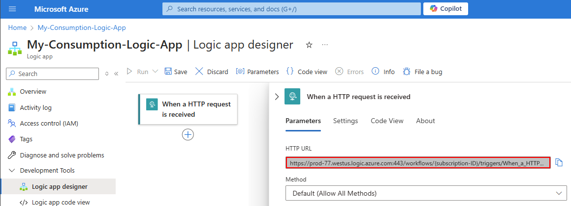 На снимке экрана показан портал Azure, конструктор рабочих процессов потребления и URL-адрес конечной точки триггера запроса.