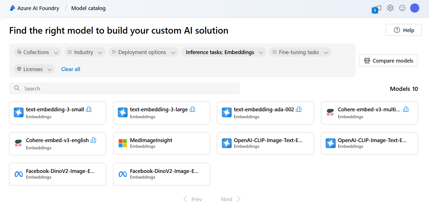 Снимок экрана: страница каталога моделей Azure AI Foundry, в котором показано, как фильтровать модели путем внедрения.