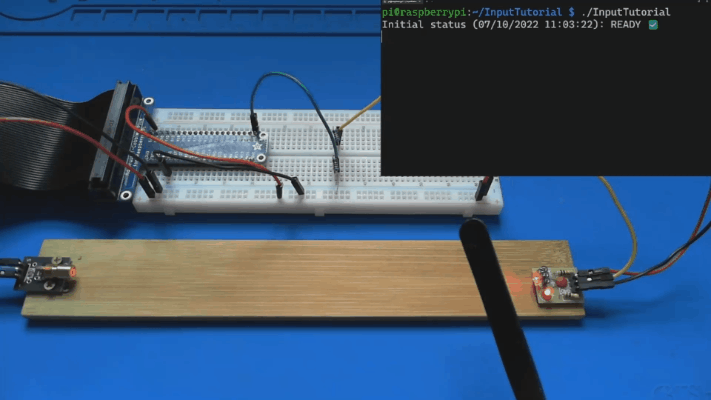 Анимированный GIF, демонстрирующий работу лазерного сигнального устройства. Лазерный излучатель подсвечивает модуль лазерного датчика, и в приложении отображается ГОТОВНОСТЬ. Лазерный луч прерывается, и в приложении отображается ОПОВЕЩЕНИЕ. Затем действие повторяется.
