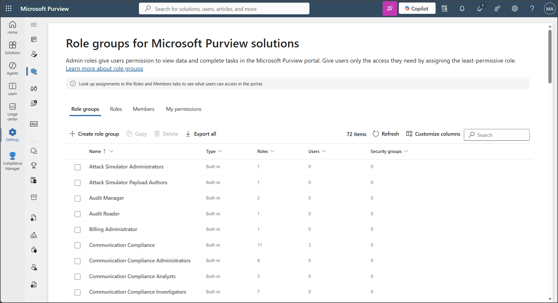 Снимок экрана: страница групп ролей на портале Microsoft Purview с группами ролей, Microsoft Entra ролями и административными единицами.