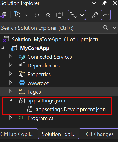 Снимок экрана показывает, что appsettings.json выбран и развернут, что открывает appsettings.Development.jsonв обозревателе решений в Visual Studio.