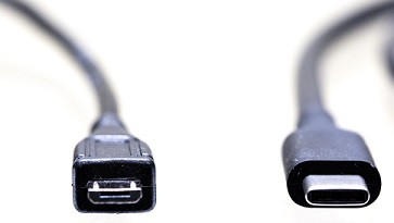 Изображение соединителей микро-USB и USB-Type-C для сравнения.