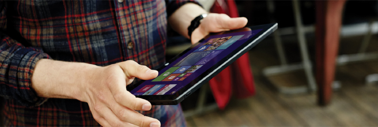 Взаимодействие пользователя с планшетом с помощью сенсорного